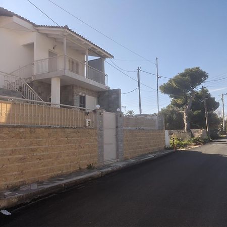 La Vita Apartments-Near Airport & Sea Артемида Екстериор снимка