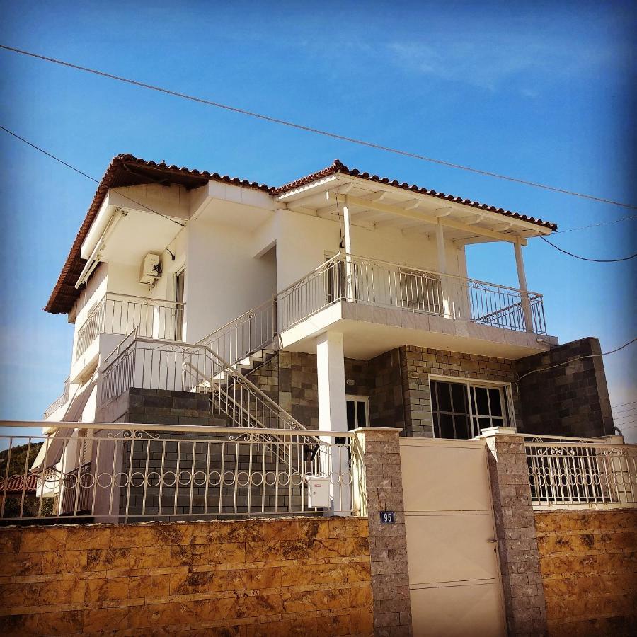 La Vita Apartments-Near Airport & Sea Артемида Екстериор снимка