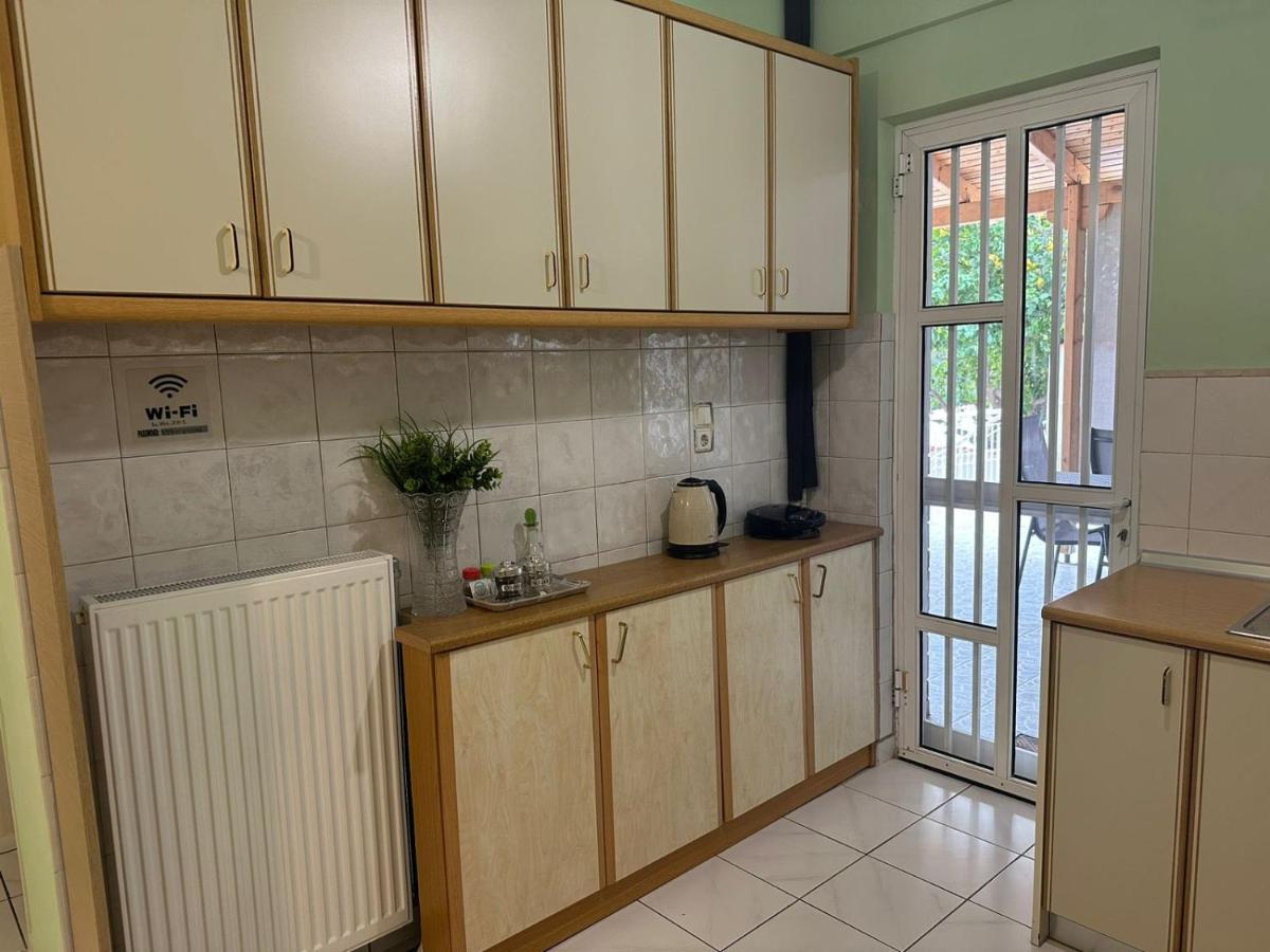 La Vita Apartments-Near Airport & Sea Артемида Екстериор снимка